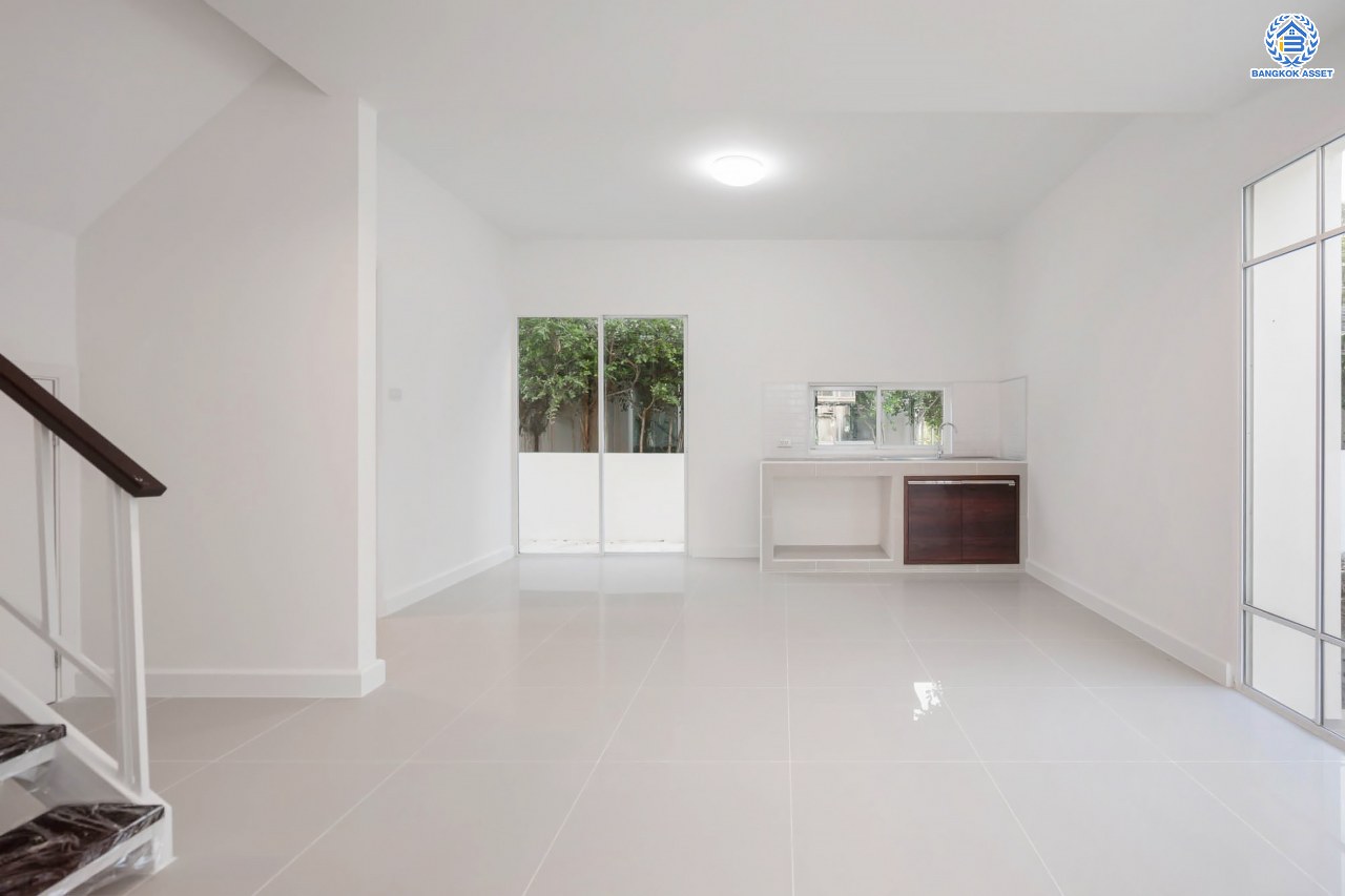 บ้านมือสองตกแต่งใหม่ โครงการ เดอะวิลเลจ แจ้งวัฒนะ-ติวานนท์ หลังมุม เนื้อที่ 58.4 ตร.ว. ดีไซน์ตอบทุกไลฟ์สไตล์ ฟังก์ชัน 3 ห้องนอน 2 ห้องน้ำ จอดรถได้ 2 คัน Living ชั้นล่างกว้างขวาง สามารถกั้นเป็นห้องเพิ่มได้สบาย ๆ บนทำเลติดถนนใหญ่ เชื่อมต่อทุกเส้นทาง ใกล้รถไฟฟ้าสายสีชมพู "สถานีแจ้งวัฒนะ-ปากเกร็ด28" และจุดขึ้นทางด่วน "ศรีสมาน"